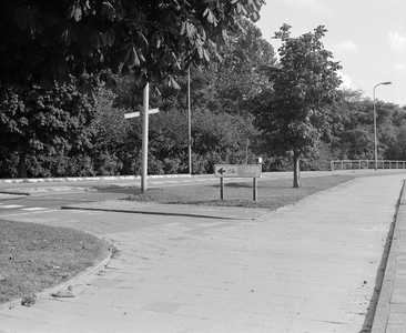 884461 Afbeelding van een ANWB-wegwijzer voor fietsers op de Laan van Maarschalkerweerd te Utrecht, met rechts de ...